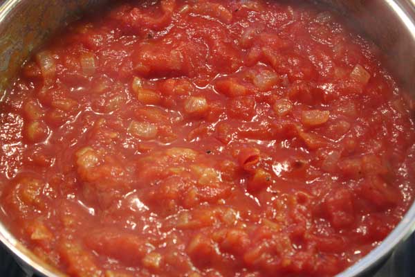making-pizza-tomato-sauce